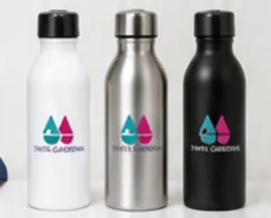 Tres botellas metálicas blanca, plateada y negra con el logo