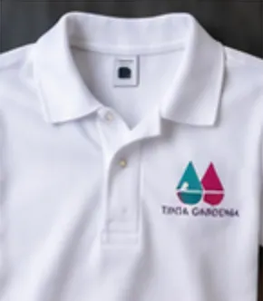 Polera blanca con el logo bordado en el pecho