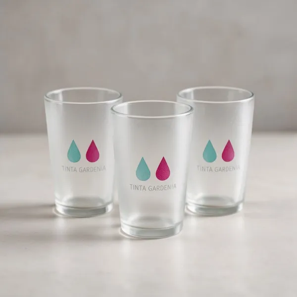 Tres vasos de vidrio esmerilado con el logo Tinta Gardenia